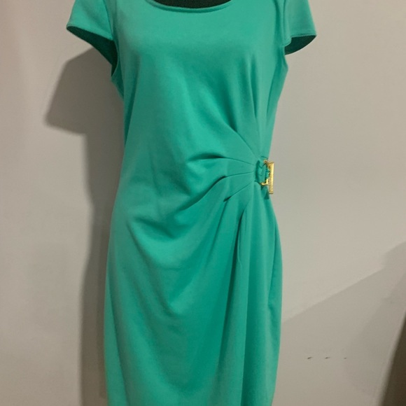 Green shift dress with Gold side clasp - Picture 2 of 3